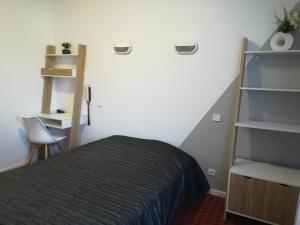 Hotel De La Poste في Espinasses: غرفة نوم مع سرير ورف كتاب