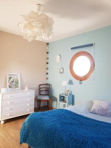 Ένα ή περισσότερα κρεβάτια σε δωμάτιο στο Maison néo-bretonne