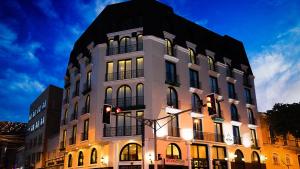 a large white building with a lot of windows at DREAM By Stannum Hotel in La Paz