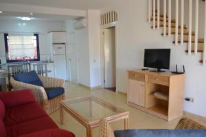 sala de estar con sofá y TV en Villa Meloneras - Exclusive Chill Out en San Bartolomé