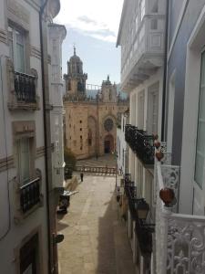 an empty alley with a building in the background at Camino de Estrellas in Mondoñedo