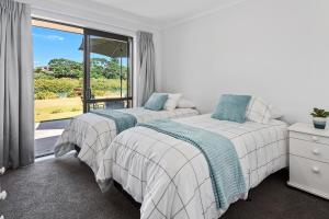 Ein Bett oder Betten in einem Zimmer der Unterkunft The Waterfront Ruakaka - Ruakaka Holiday Home