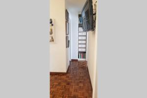 a hallway with a floor and a tv on a wall at Encantador departamento in San Fernando
