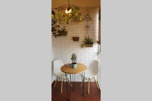 a dining room with a table and white chairs at Encantador departamento in San Fernando