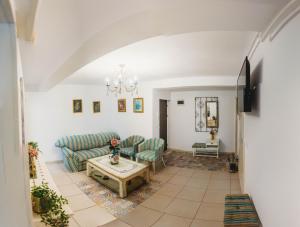 a living room with couches and a table at La Contessa Apartament in Tîrgu Neamţ