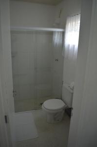 マレシアスにあるSuites Vida Mansaの白いバスルーム(トイレ、シャワー付)