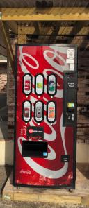 una máquina de coca cola con pantalla de celulares en Flamingo Beach Inn, en Biloxi