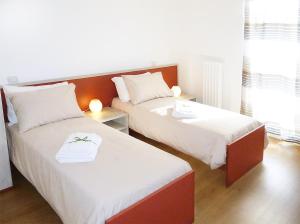 Cette chambre comprend 2 lits avec des draps blancs. dans l'établissement Il Cantico B&B, à Capurso