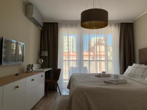 A bed or beds in a room at Central Point by Zoom Apartments