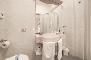Koupelna v ubytování Hotel Alba + 21 fotografií
