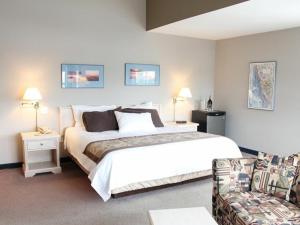 Un pat sau paturi într-o cameră la Quarterdeck Inn Port Hardy