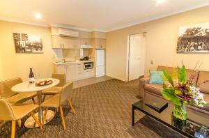 Una cocina o cocineta en Mercure Orange