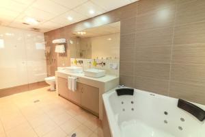 Un baño de Mercure Orange