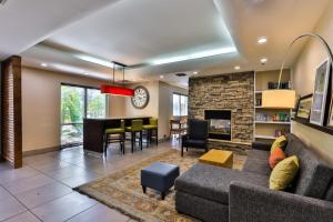 Ruang duduk di Wingate by Wyndham Chandler Phoenix