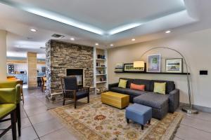 Ruang duduk di Wingate by Wyndham Chandler Phoenix
