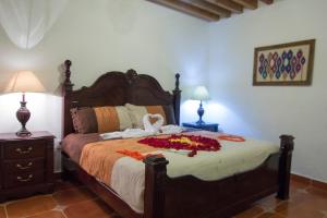 ein Schlafzimmer mit einem Bett mit Blumen und einem Schwan darauf in der Unterkunft HOTEL ECOTURISTICO LA SALITRERA in Querétaro