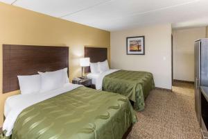 Postel nebo postele na pokoji v ubytování Quality Inn & Suites Plattsburgh