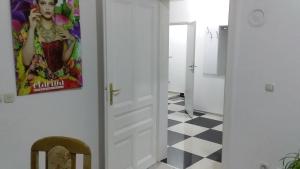 Apartment VILLA MERCI في سراييفو: مدخل مع باب أبيض وأرضية مصدية
