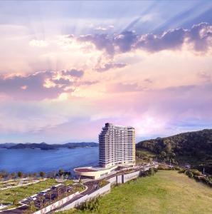vista su un hotel affacciato sull'acqua di Stanford Hotel&Resort Tongyeong a Tongyeong