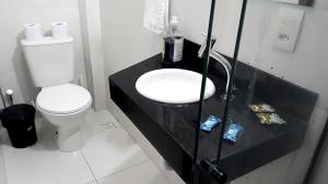 Phòng tắm tại Hart Aparthotel Ltda