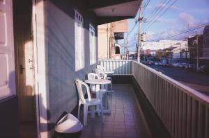 - un balcon avec des tables et des chaises dans un bâtiment dans l'établissement HOTEL XENIOS, à Macapá