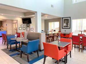 ห้องอาหารหรือที่รับประทานอาหารของ Holiday Inn Express & Suites Lexington Downtown Area-Keeneland, an IHG Hotel