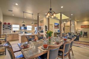 Istumisnurk majutusasutuses Unique Cortez Family Getaway with Mountain Views!