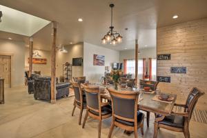 Istumisnurk majutusasutuses Unique Cortez Family Getaway with Mountain Views!