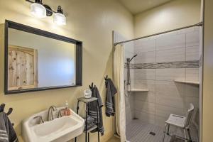 Vannituba majutusasutuses Unique Cortez Family Getaway with Mountain Views! +37 fotot