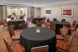 una sala riunioni con tavoli e sedie in una stanza di Hotel Indigo Austin Downtown, an IHG Hotel ad Austin