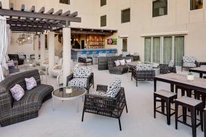 un patio con sofás, mesas y sillas en Hotel Indigo Austin Downtown, an IHG Hotel, en Austin