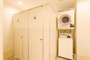 那覇市にあるAbest Cube Naha Kokusai Street-Cabin Type Hotel All Room With Keyのバスルーム(白いキャビネット、洗濯機付)