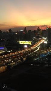 een stad verlicht in de nacht met veel verkeer bij Supalai Rama9 Monthly in Bangkok