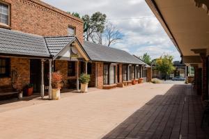 an empty street in front of a brick building at Castlemaine Colonial Motel in Castlemaine