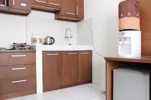 Kuchyň nebo kuchyňský kout v ubytování Relaxing 2BR Apartment at Buah Batu Park By Travelio