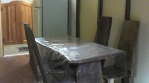 un tavolo in una cucina con piano di lavoro di Los Caceritos Caraguatay a Montecarlo