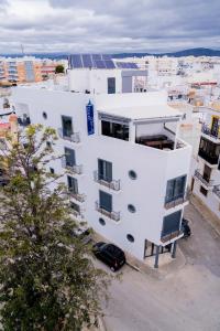 - une vue aérienne sur un bâtiment blanc avec balcon dans l'établissement OceanOasis, à Olhão