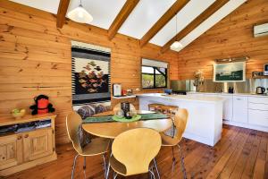 eine Küche und ein Esszimmer mit einem Tisch und Stühlen in der Unterkunft Siver Cabin in Kangaroo Valley