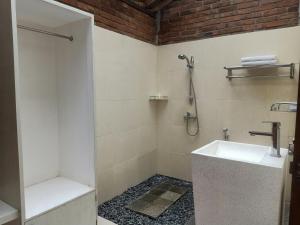 Salle de bains dans l'établissement Cempaka Villa II