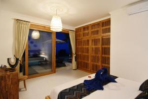 Llit o llits en una habitació de Bali Mimpi luxurious villa with great ocean views!