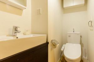Un baño con un lavabo blanco y un inodoro. en Re-Rent Residence 押上, en Tokio 37 fotos más