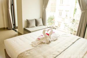 Posteľ alebo postele v izbe v ubytovaní An Hoi Canary Hotel