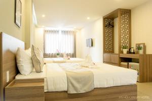 Posteľ alebo postele v izbe v ubytovaní An Hoi Canary Hotel