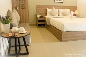Posteľ alebo postele v izbe v ubytovaní An Hoi Canary Hotel
