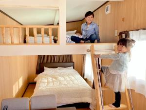 Rúm í herbergi á Grampus Inn Shirahama