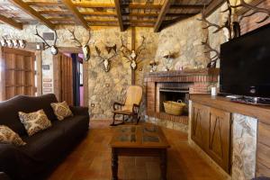 ein Wohnzimmer mit einem Sofa und einem Kamin in der Unterkunft El Castillito in Chiclana de la Frontera