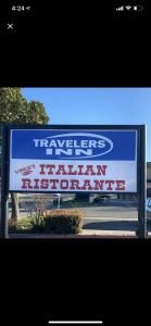 una señal para un restaurante hawaiano al lado de una carretera en Travelers INN, en West Sacramento