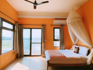 En eller flere senger på et rom på Ibali Hostel