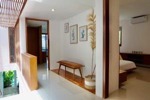 Zimmer mit einem Schlafzimmer mit einem Tisch und einer Pflanze in der Unterkunft Casa Naima Petitenget Villa in Seminyak + 13 Fotos