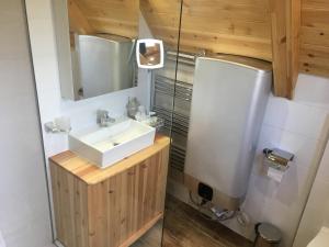 Kúpeľňa v ubytovaní Wooden Apartman Prémium Jacuzzival + 37 fotografií